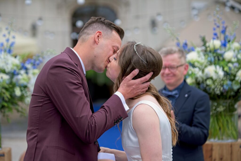 Trouwfoto ceremonie kus