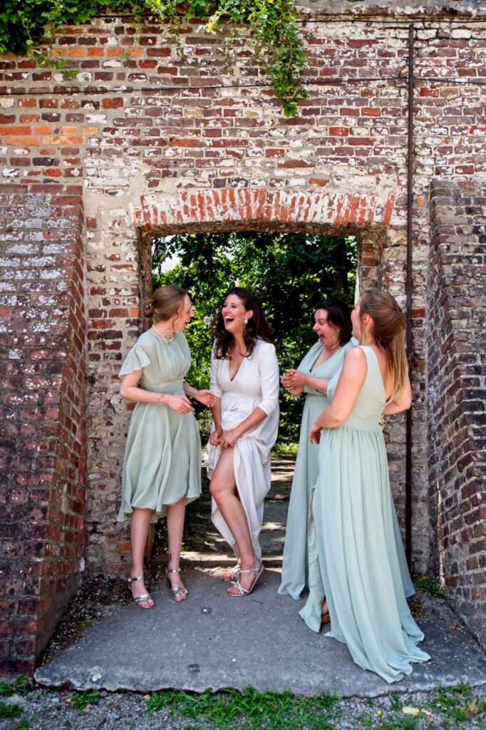 Trouwfoto Bride & bridesquad